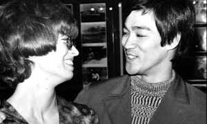 Lý Tiểu Long mượn nhẫn cầu hôn vợ