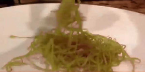 Clip: Sợi mì đốt cháy khét, chảy như cao su