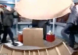 Clip: Khách mời ẩu đả ngay trên sóng truyền hình trực tiếp