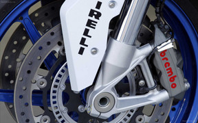 Ôm cua an toàn với hệ thống phanh ABS Pro