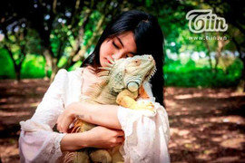 Nữ sinh xinh đẹp thích kết bạn với rắn, rết, bọ cạp