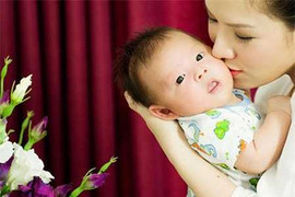 Đan Lê lần đầu tiết lộ ảnh con trai mới sinh