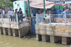 Trăm người đổ xô xem thi thể mắc ở cầu Trần Khánh Dư