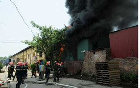 Kho cồn bốc cháy, lửa khói ngùn ngụt khắp một góc trời