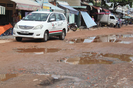 Xe 'hổ vồ' băm nát đường, dân kêu trời có thấu?