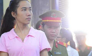 Từ chuyện hoa hậu bán dâm, người đẹp cần danh hiệu làm gì?