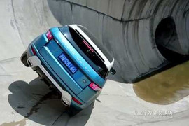 Video: Xe sang không ngại chỗ hèn, chui tọt lỗ cống