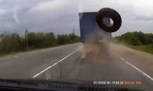 Video: Nguy hiểm xe tải đang chạy nổ văng lốp sau