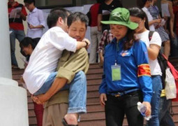 Thí sinh được bố bế vào phòng thi đỗ ĐH với 21 điểm