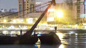 Lật xà lan gần 100 tấn trên sông Sài Gòn, hầm Thủ Thiêm bị đe dọa