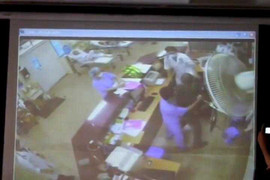 Clip: Vác ghế đánh bác sỹ, náo loạn bệnh viện Bạch Mai