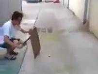 Điều gì xảy ra nếu đập pin điện thoại bằng búa?