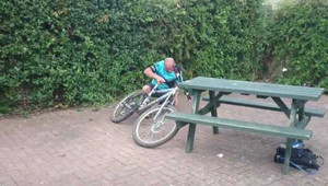 Cười sái hàm clip gã say cố đi xe đạp