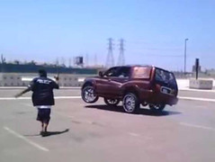 Video: Tài tình màn lái xe chạy quanh chỉ với 3 bánh