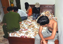 Công khai hay giữ kín tên người mua dâm?