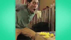 Hốt hoảng clip ăn bánh nhổ ra gà con