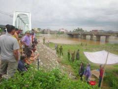 Phát hiện người đàn ông chết bất thường dưới chân cầu