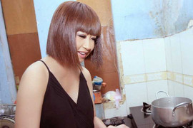 Danh ca Ý Lan nấu ăn và chơi đùa cùng trẻ em mồ côi