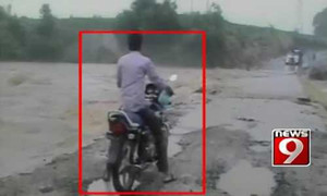 Clip: Đánh liều đi xe máy, nam thanh niên bị nước lũ cuốn trôi