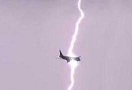 Clip: Máy bay bị sét đánh khi đang bay