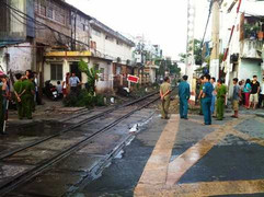 Lao vào tàu hỏa đang chạy, người phụ nữ bị cán nát