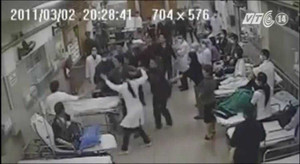 Clip: Toàn cảnh vụ người nhà đánh đuổi bác sỹ, y tá bệnh viện Bạch Mai