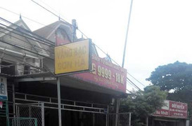 Ăn cơm quên khóa cửa, kẻ gian lấy cả khay vàng