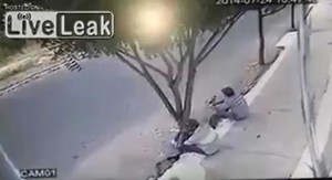 Pha thoát nạn thần kỳ của 3 chàng trai ngồi vỉa hè hóng gió