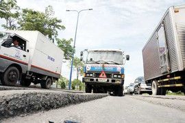 Mặt đường quốc lộ lún như ruộng bậc thang