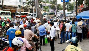 Rút súng khống chế cả bà bầu, chém người giữa phố