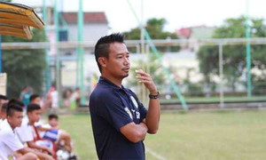 HLV đánh nhau, U17 Hà Nội T&T mắc kẹt ở Huế