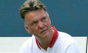 Tung hỏa mù về thủ quân Man Utd, Van Gaal ý đồ gì?