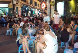 22h đã say mèm thì cấm bia rượu kiểu gì?