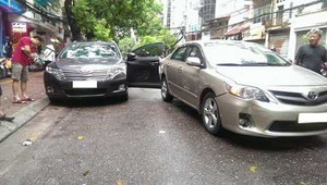 Mở cửa ẩu, Toyota Venza làm Altis vạ lây