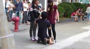 Xôn xao clip chàng trai quỳ gối cầu xin bạn gái đừng chia tay