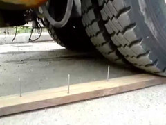 Video: Tò mò thử lốp xe tải cắm đinh nhọn 10 phân
