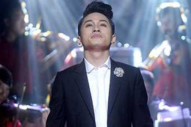 Tùng Dương trổ tài hát cổ điển