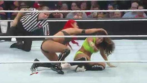 Thót tim màn 1 chọi 3 của những nữ võ sĩ nóng bỏng