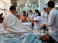 Bị hóa chất văng trúng người, ba công nhân bỏng nặng