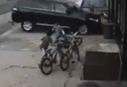 Clip: Pha thoát chết thần kì của cậu bé bị ôtô đâm