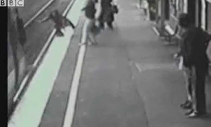 Em bé sống sót kì diệu sau khi ngã vào đường ray xe lửa