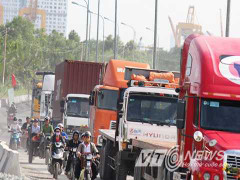 Kẹt xe liên miên, dân Sài Gòn lao vào 'chỗ hiểm' để thoát thân