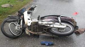 Xe 4 chỗ lấn đường hất nữ công nhân lên nắp capô