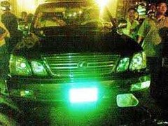 Xe Lexus bị truy đuổi, nã đạn giữa phố