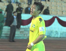 Trọng tài Việt 'gây bão': Cầu thủ bật khóc tức tưởi, khán giả đòi dọa giết