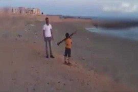 Clip: Bé 8 tuổi vác súng chống tăng nã rocket