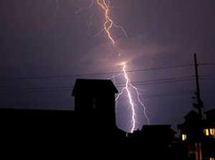 Sét đánh một người chết, bốn người bị thương