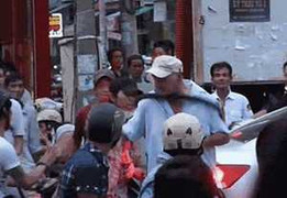 Khách Tây quỵt tiền taxi còn đánh tài xế và một phụ nữ