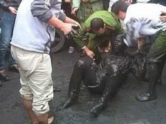 'Ngáo đá' nhảy xuống cống đen ngòm vùng vẫy, hò hét điên loạn