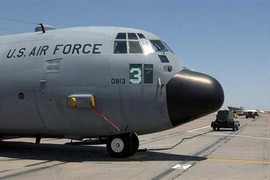 Cậu bé chết trong hốc bánh xe máy bay quân sự Mỹ